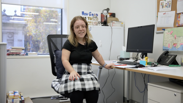 Julie, a person with short stature, is working in an office.